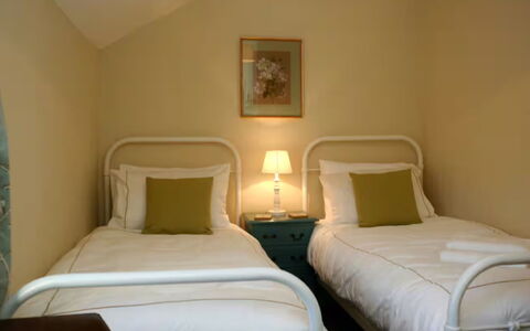 Pen-Y-Groes: Lit, Chambre, Meubles, Literie, Design Intérieur, Drap De Lit, Sol, Bois, Sol, Textile