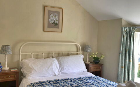 Pen-Y-Groes: Meubles, Lit, Chambre, Literie, Mur, Drap De Lit, Design Intérieur, Bois, Linge, Sol