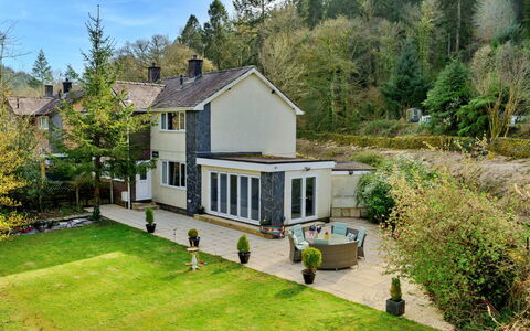 Dyffryn: Bâtiment, Maison, Domicile, Zone Résidentielle, Arbuste, Toit, Chalet, Jardin, Biens, Ferme