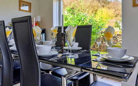 Dyffryn: Meubles, Design Intérieur, Table, Salle À Manger, Table Cuisine Et Salle A Manger, Chaise, Sol, Éclairage, Domicile, Sol