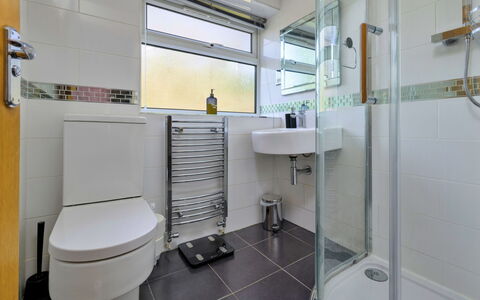 Dyffryn: Design Intérieur, Sol, Luminaire Plomberie, Sol, Salle De Bains, Toilette, Siège De Toilette, Évier, Plomberie, Robinet