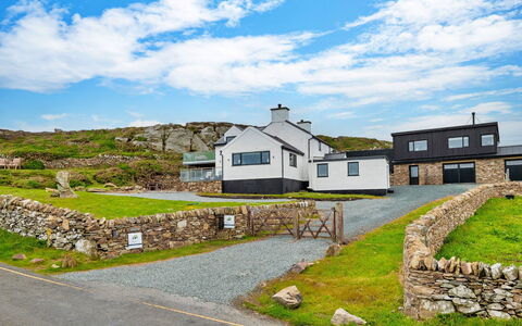 Goferydd: Herbe, Maison, Paysage, Roche, Toit, Zone Rurale, Chalet, Domicile, Lot Terre, Pente