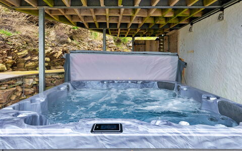Goferydd: Baignoire, Piscine, Composite, Jacuzzi, Luminaire Plomberie, Matériau Naturel, Caractéristique De L'Eau, Arrière-Cour