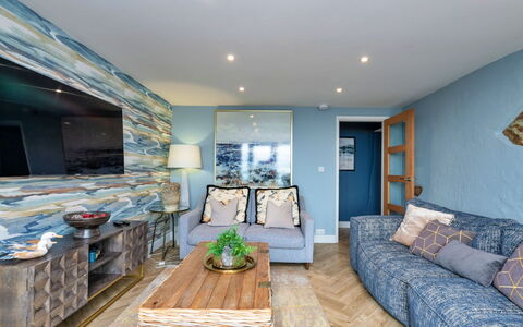 Goferydd: Meubles, Design Intérieur, Sol, Canapé, Sol, Bois, Plafond, Pièce, Salon, Éclairage