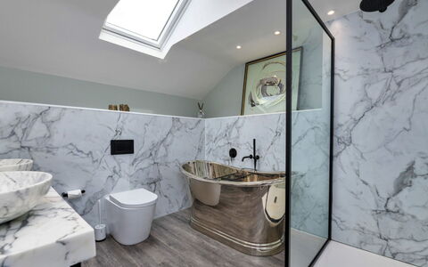 Goferydd: Luminaire Plomberie, Design Intérieur, Sol, Salle De Bains, Sol, Robinet, Plomberie, Évier, Domicile, Baignoire