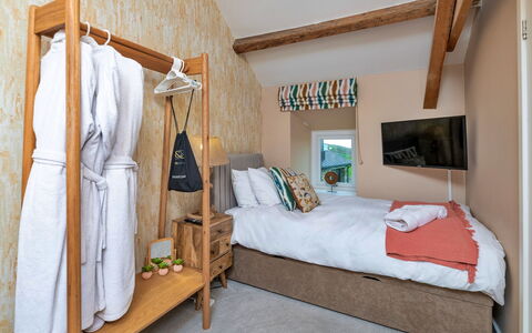 Goferydd: Design Intérieur, Meubles, Mur, Sol, Bois, Chambre, Sol, Lit, Drap De Lit, Literie