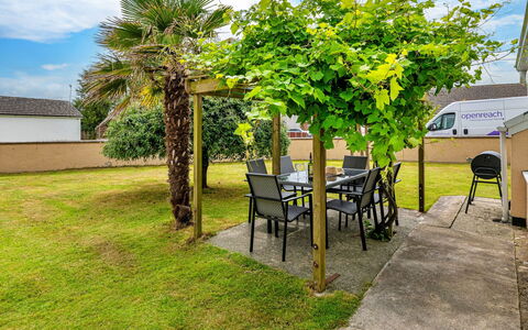 Nant Y Mynydd: Feuille, Ombre, Jardin, Pelouse, Cour, Arrière-Cour, Aménagement Paysager, Eco Hôtel, Plante D'Appartement, Cour