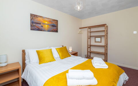 Nant Y Mynydd: Mur, Bois, Design Intérieur, Chambre, Lit, Sol, Drap De Lit, Meubles, Sol, Literie