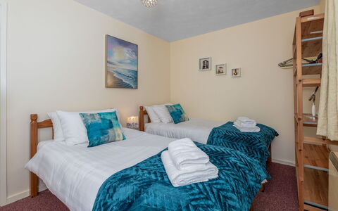 Nant Y Mynydd: Bois, Meubles, Domicile, Chambre, Lit, Linge, Cadre De Lit, Literie, Drap De Lit, Tache De Bois