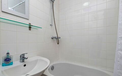 Nant Y Mynydd: Salle De Bains, Lavabo, Luminaire Plomberie, Évier, Sol, Robinet, Design Intérieur, Sol, Plomberie, Douche