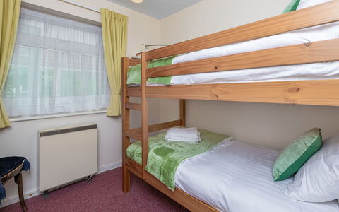 Nant Y Mynydd: Lit, Chambre, Design Intérieur, Bois, Sol, Meubles, Drap De Lit, Literie, Sol, Cadre De Lit