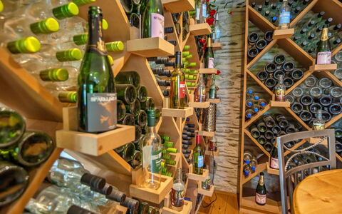 Jabajak Vineyard: Bouteille, Établissement Vinicole, Étagère, Rayonnage, Bouteille De Vin, Du Vin, Bouteille En Verre