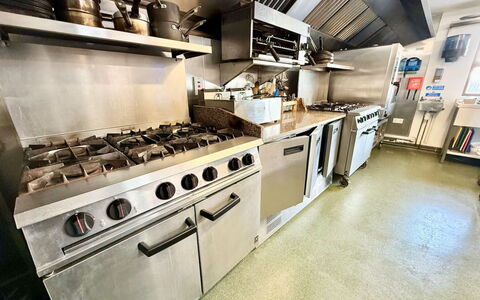 Jabajak Vineyard: Cuisine, Principaux Appliance, Cuisinière, Appareil De Cuisine, Comptoir, Gaz Poele, Le Fourneau, Électroménager, Cooktop, Cuisine