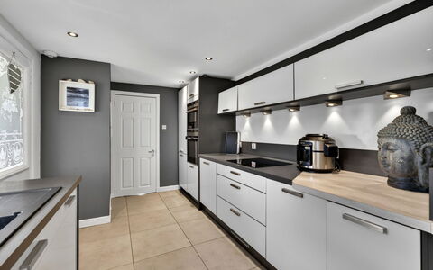 Seamill Beach House: Cuisine, Comptoir, Cabinetry, Appareil De Cuisine, Design Intérieur, Principaux Appliance, Sol, Luminaire, Plafond, Électroménager