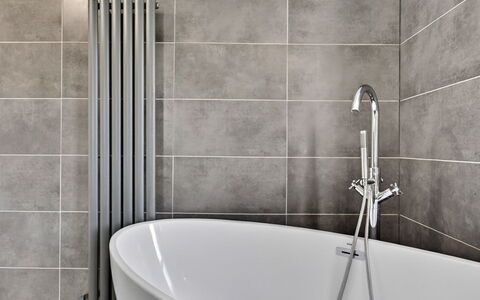 Seamill Beach House: Mur, Luminaire Plomberie, Sol, Salle De Bains, Sol, Design Intérieur, Tuile, Plomberie, Robinet