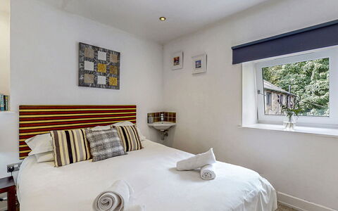 Old Barn at Ormidale House: Meubles, Mur, Design Intérieur, Lit, Chambre, Bois, Drap De Lit, Sol, Domicile, Literie