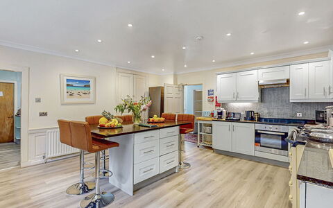 Ormidale House: Meubles, Design Intérieur, Sol, Sol, Bois, Plafond, Cuisine, Cabinetry, Éclairage, Comptoir
