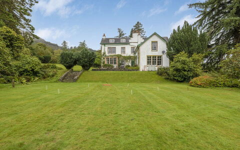 Ormidale House: Herbe, Vert, Maison, Végétation, Domicile, Arbuste, Paysage, Chalet, Zone Résidentielle