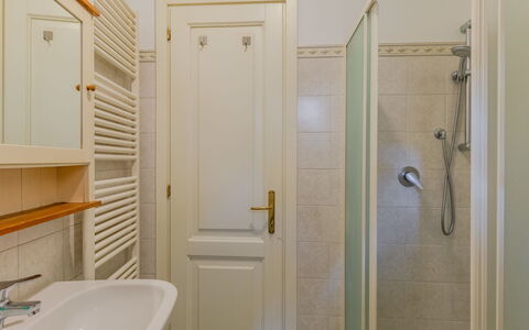 La Finestra sul Lago: Mur, Sol, Bois, Sol, Luminaire Plomberie, Design Intérieur, Porte, Salle De Bains, Pièce, Plomberie
