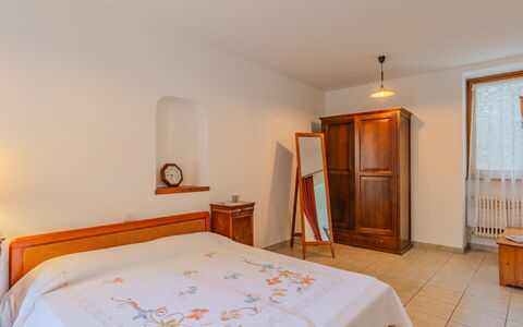 La Finestra sul Lago: Lit, Chambre, Meubles, Design Intérieur, Mur, Drap De Lit, Bois, Sol, Literie, Plafond