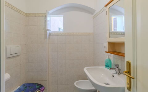 La Finestra sul Lago: Sol, Design Intérieur, Sol, Plafond, Luminaire Plomberie, Salle De Bains, Pièce, Lavabo, Robinet, Plomberie