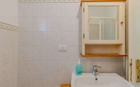 La Finestra sul Lago: Mur, Luminaire Plomberie, Lavabo, Design Intérieur, Sol, Robinet, Plomberie, Sol, Salle De Bains, Évier