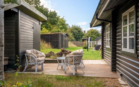 Andrina - 350M from the Sea: Herbe, Bois, Arbuste, Chalet, Domicile, Jardin, Lot Terre, Siding, Couverture De Sol, Arrière-Cour