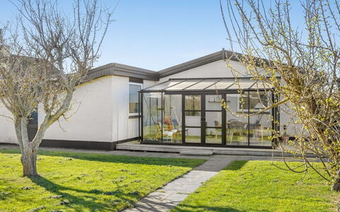 Soleil - 1.5Km from the Sea: Architecture, Façade, Toit, Porte, Domicile, Lot Terre, Biens, Jardin, Ombre, Ferme