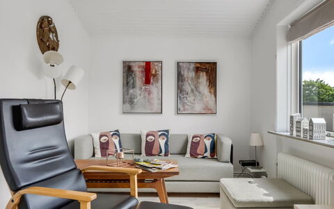 Soleil - 1.5Km from the Sea: Meubles, Design Intérieur, Sol, Canapé, Mur, Sol, Salon, Pièce, Bois, Cadre