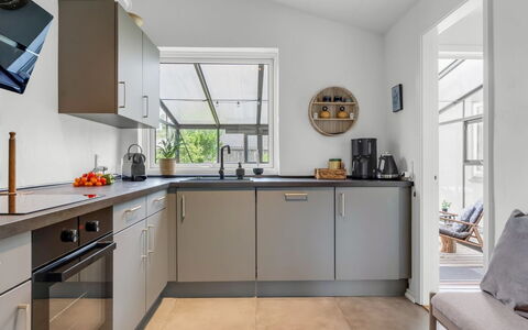Soleil - 1.5Km from the Sea: Cuisine, Comptoir, Design Intérieur, Appareil De Cuisine, Cabinetry, Meubles, Sol, Principaux Appliance, Électroménager, Plafond