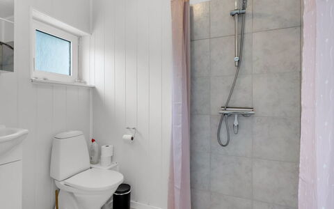 Soleil - 1.5Km from the Sea: Sol, Mur, Luminaire Plomberie, Sol, Siège De Toilette, Salle De Bains, Toilette, Design Intérieur, Évier, Plomberie