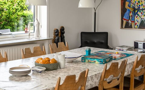 Soleil - 1.5Km from the Sea: Meubles, Design Intérieur, Sol, Table, Bois, Table Cuisine Et Salle A Manger, Chaise, Sol, Salle À Manger, Éclairage