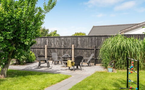 Soleil - 1.5Km from the Sea: Jardin, Arbuste, Lot Terre, Ombre, Pelouse, Arrière-Cour, Aménagement Paysager, Cour, Clôture, Accueil Escrime