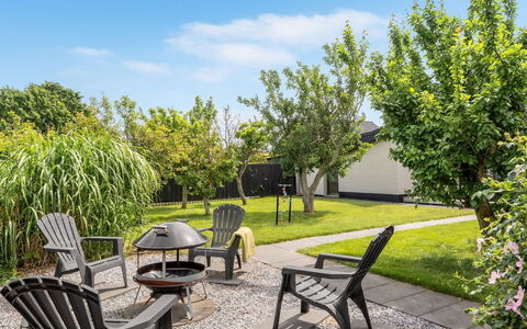 Soleil - 1.5Km from the Sea: Meubles, Herbe, Mobilier De Jardin, Chaise, Arbuste, Paysage, Jardin, Lot Terre, Tableau De Plein Air