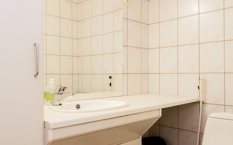 Koli Country Club B 5: Lavabo, Luminaire Plomberie, Mur, Salle De Bains, Sol, Évier, Sol, Design Intérieur, Robinet, Plomberie