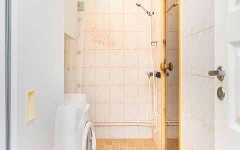 Koli Country Club B 6: Sol, Mur, Sol, Luminaire Plomberie, Salle De Bains, Design Intérieur, Plomberie, Douche, Pièce, Tuile