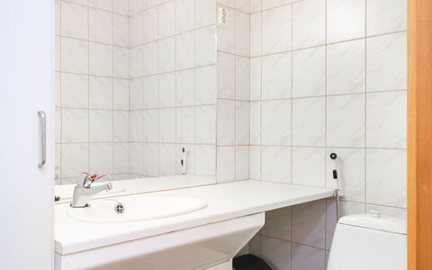 Koli Country Club B 6: Luminaire Plomberie, Lavabo, Mur, Sol, Salle De Bains, Évier, Sol, Design Intérieur, Robinet, Plomberie