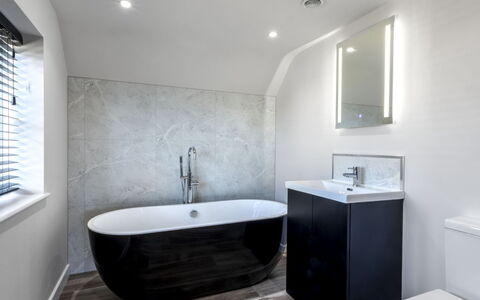 The Cottages Collection at Rusty Lane Farm: Mur, Luminaire Plomberie, Baignoire, Sol, Design Intérieur, Salle De Bains, Sol, Domicile, Éclairage, Robinet
