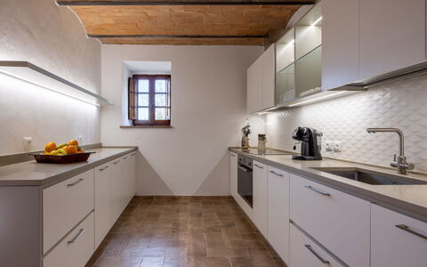 Casa Amelia, Pool, Casole Elsa, Monti: Cuisine, Comptoir, Sol, Design Intérieur, Appareil De Cuisine, Bois, Evier, Cabinetry, Plafond, Domicile