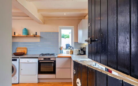 The Breakers: Sol, Cuisine, Bois, Comptoir, Cabinetry, Sol, Appareil De Cuisine, Design Intérieur, Meubles, Principaux Appliance