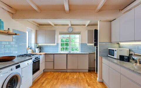 The Breakers: Cuisine, Sol, Comptoir, Design Intérieur, Bois, Principaux Appliance, Sol, Cabinetry, Appareil De Cuisine, Plafond