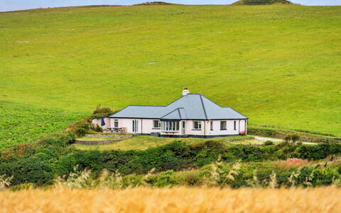 The Breakers: Herbe, Maison, Chalet, Prairie, Toit, Zone Rurale, Plaine, Paysage, Domicile, Lot Terre