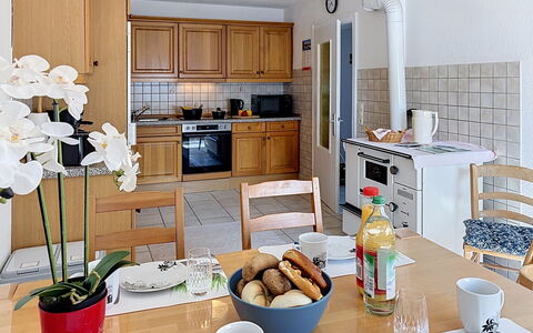 Albert: Meubles, Cuisine, Sol, Design Intérieur, Comptoir, Appareil De Cuisine, Cabinetry, Bois, Principaux Appliance, Sol