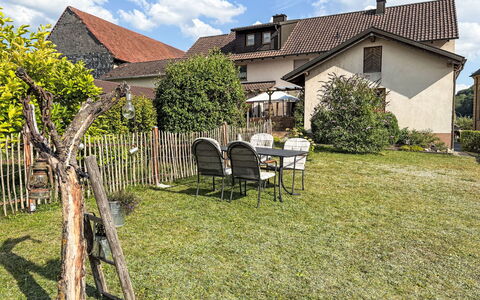 Albert: Herbe, Bâtiment, Maison, Zone Résidentielle, Toit, Arbuste, Chalet, Domicile, Jardin