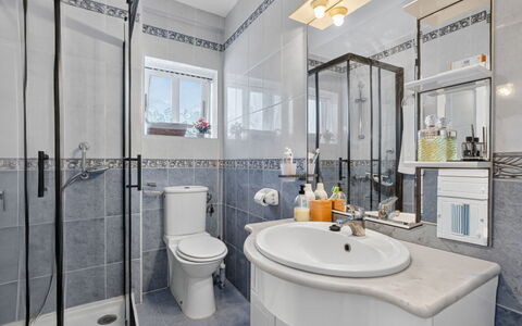 Goya - Mar de Cristal: Salle De Bains, Luminaire Plomberie, Évier, Design Intérieur, Toilette, Lavabo, Robinet, Siège De Toilette, Sol, Plomberie