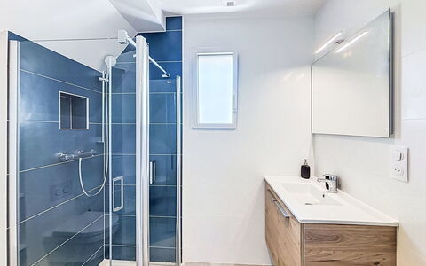 Beg en Aud: Sol, Sol, Luminaire Plomberie, Salle De Bains, Design Intérieur, Armoire De Toilette, Plomberie, Robinet, Miroir, Évier