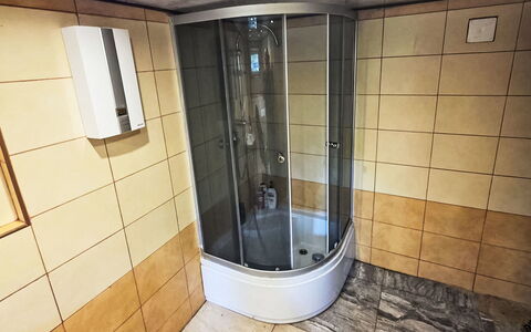 Oaza Spokoju: Sol, Sol, Luminaire Plomberie, Salle De Bains, Plomberie, Pièce, Porte De Douche, Tuile, Toilette