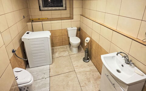 Oaza Spokoju: Siège De Toilette, Sol, Luminaire Plomberie, Sol, Salle De Bains, Toilette, Plomberie, Évier, Design Intérieur, Tuile