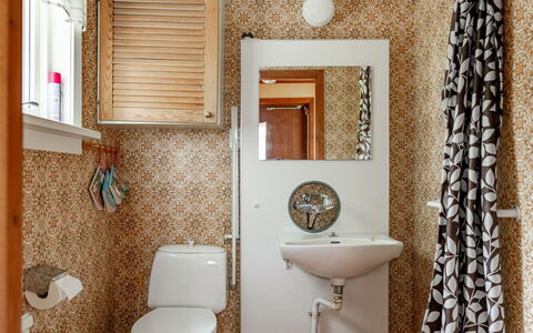 Lantdrömmen: Siège De Toilette, Salle De Bains, Toilette, Luminaire Plomberie, Lavabo, Design Intérieur, Évier, Sol, Sol, Plomberie