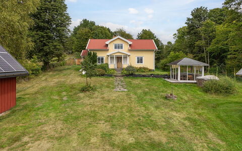 Lantdrömmen: Herbe, Bâtiment, Arbre, Maison, Zone Résidentielle, Domicile, Arbuste, Toit, Lot Terre
